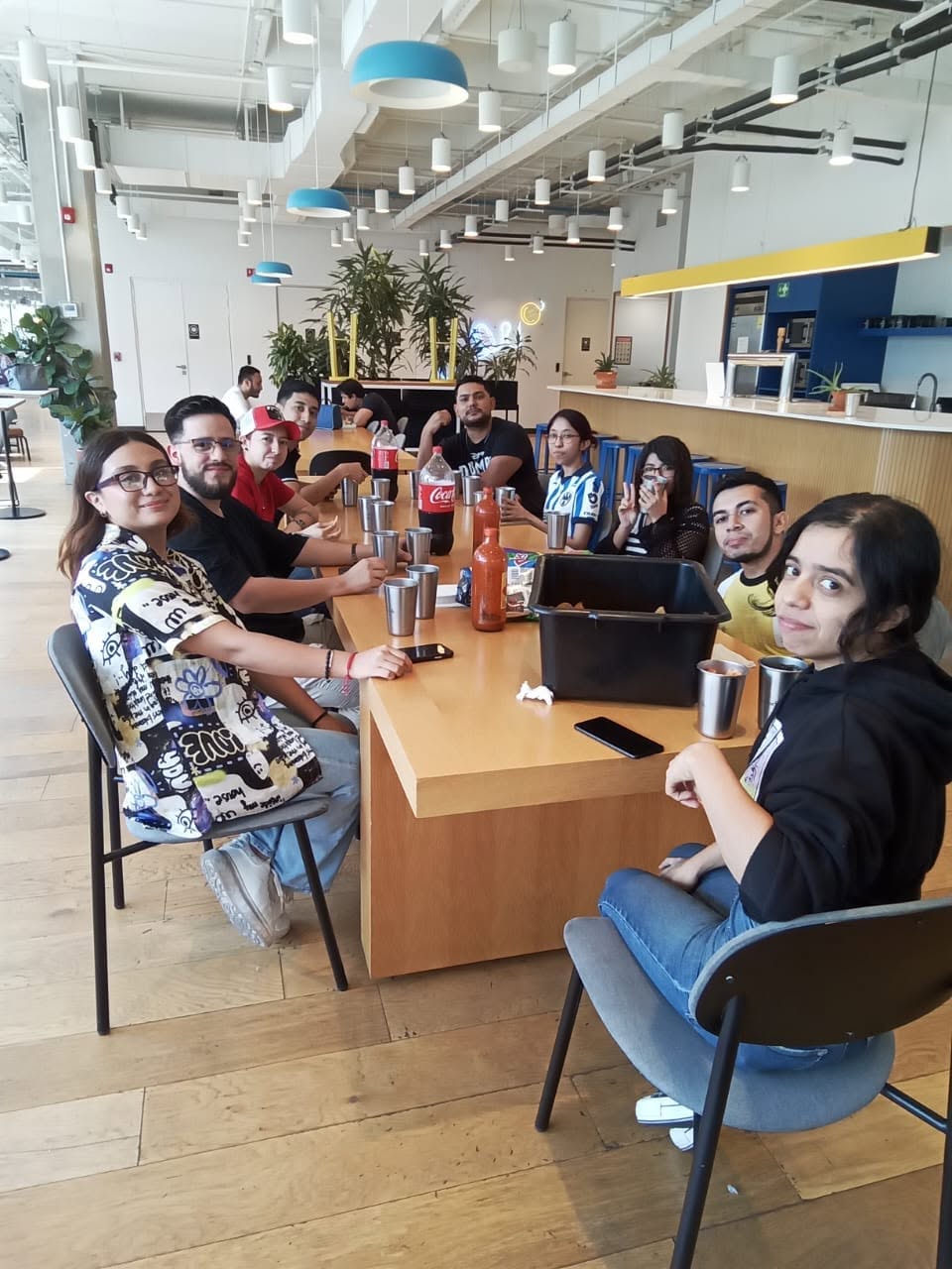 Alumna mostrando un proyecto