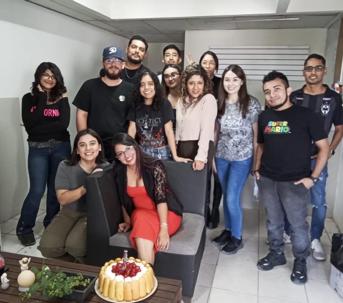 Docente y estudiantes durante una clase