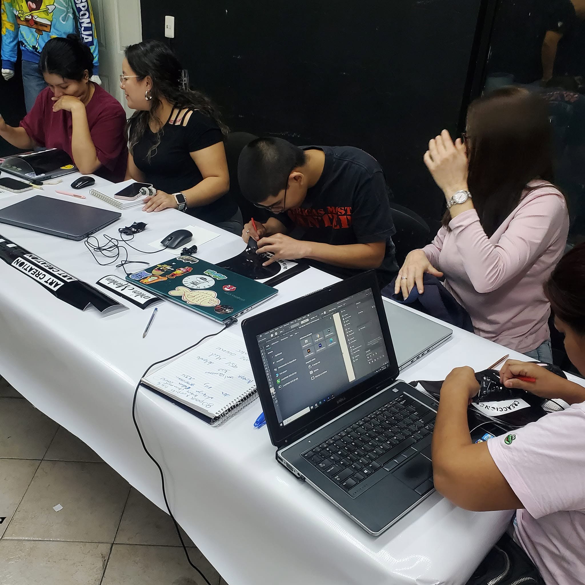 Alumnos trabajando en clase
